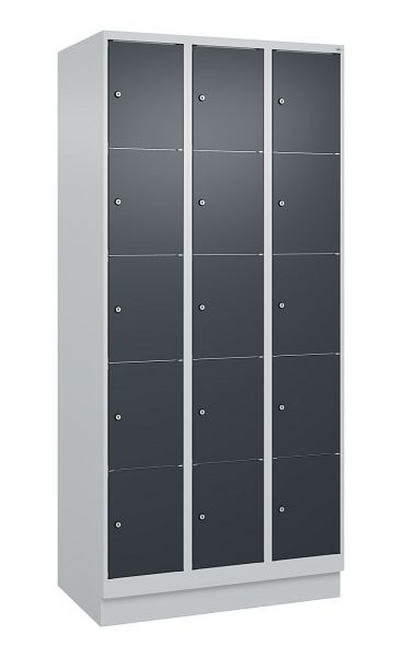 C+P Schließfachschrank Classic PLUS, Sockel, 3 Abteile mit je 5 Fächern, 1950x900x500mm, 7035/7016, 080020-305 S10008