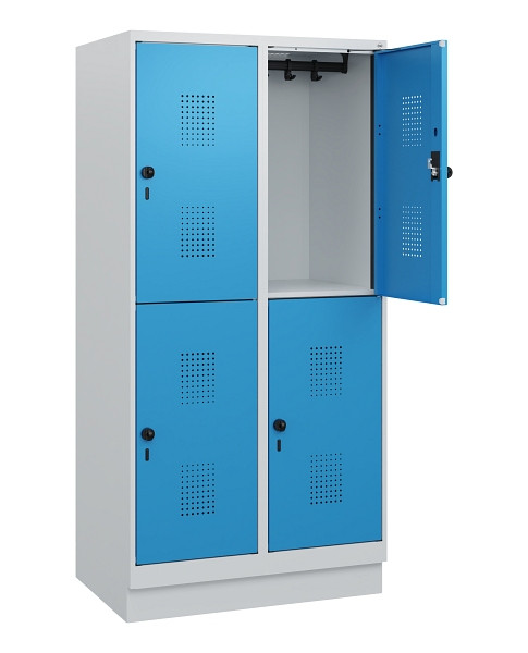 C+P Doppelstöckiger Spind Evolo PLUS, Sockel, 4 Fächer, 1630x800x500mm, 7035/501, Frontfarbe RAL 5012 Lichtblau, Drehriegel, 0493205-22 S10007