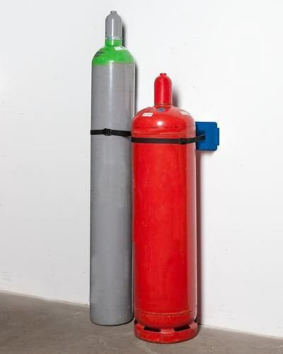 DENIOS Gasflaschen-Wandhalter WH 2-P universal aus Polyethylen (PE), für 2 Flaschen (max. Ø 320 mm), 241-360