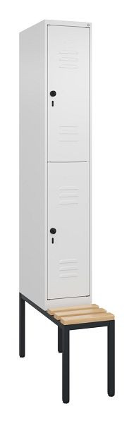 C+P Doppelstöckiger Spind Classic PLUS, Bank, 2120x300x815mm, 9016/9016, Drehriegel, Sitzleisten aus Buche, mit untergebauter Sitzbank, 0803507-10 S10014