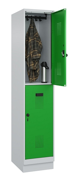 C+P Doppelstöckiger Spind Evolo PLUS, mit Sockel, 2 Fächer, 1950x400x500mm, 7035, Frontfarbe RAL 6037 Reingrün, Drehriegel, 049320-12 S10011