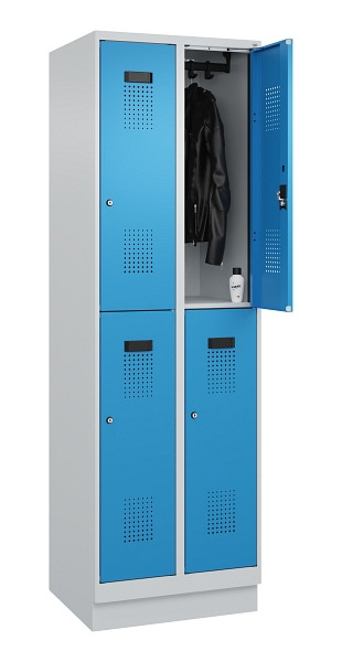C+P Doppelstöckiger Spind Evolo PLUS, mit Sockel, 4 Fächer, 1950x600x500mm, 7035, Frontfarbe RAL 5012 Lichtblau, Zylinderschloss, 049320-20 S10034