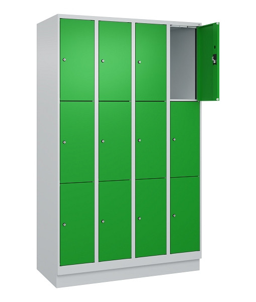 C+P Schließfachschrank Evolo PLUS, mit Sockel, 12 Fächer, 1950x1200x500mm, 7035/6037 Reingrün, Abteile 4, Abteilbreite 300 mm, 049020-403 S10011