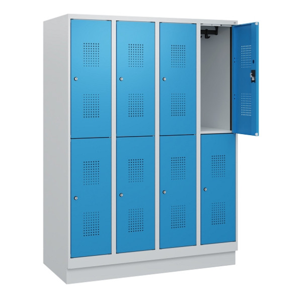 C+P Doppelstöckiger Spind Evolo PLUS, Sockel, 8 Fächer, 1630x1200x500mm, 7035/50, Frontfarbe RAL 5012 Lichtblau, Zylinderschloss, 0493205-40 S10031