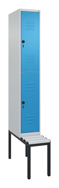 C+P Doppelstöckiger Spind Classic PLUS, Bank, 2120x300x815mm, 7035/5012, Drehriegel, mit untergebauter Sitzbank, 0803507-10 S10109