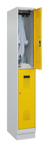C+P Doppelstöckiger Spind Evolo PLUS, mit Sockel, 2 Fächer, 1950x300x500mm, 7035, Frontfarbe RAL 1023 Verkehrsgelb, Zylinderschloss, 049320-10 S10028