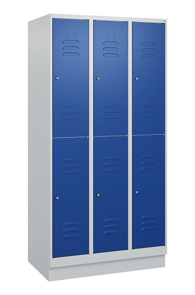 C+P Doppelstöckiger Spind Classic PLUS, Sockel, 3 Abteile, 1800x900x500mm, 7035/5010, Zylinderschlösser, 0803207-30 S10018