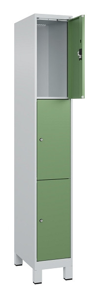 C+P Schließfachschrank Evolo PLUS, mit Füßen, 3 Fächer, 1950x300x500mm, 7035/60, Frontfarbe RAL 6011 Resedagrün, 049010-103 S10010