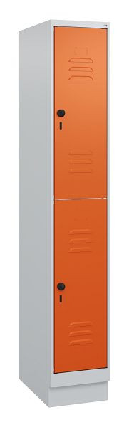 C+P Doppelstöckiger Spind Classic PLUS, Sockel, 1800x300x500mm, 7035/2004, Drehriegel, 0803207-10 S10060