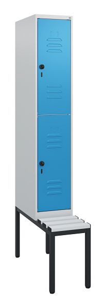 C+P Doppelstöckiger Spind Classic PLUS, Bank, 1950x300x815mm, 7035/5012, Drehriegel, mit untergebauter Sitzbank, 0803505-10 S10064