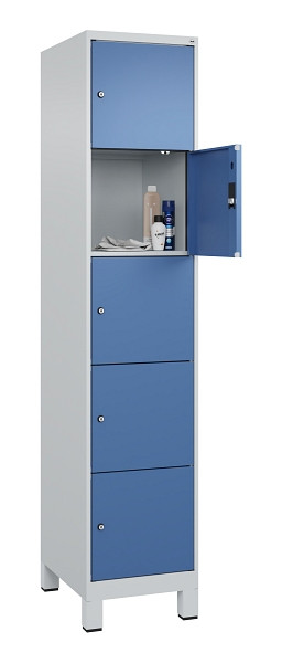 C+P Schließfachschrank Evolo PLUS, mit Füßen, 5 Fächer, 1950x400x500mm, 7035/50, Frontfarbe RAL 5023 Fernblau, 049010-125 S10008