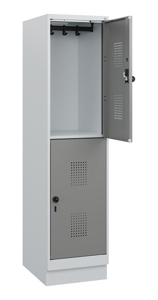 C+P Doppelstöckiger Spind Evolo PLUS, Sockel, 2 Fächer, 1630x400x500mm, 7035/000, Drehriegel, 0493205-12 S10014