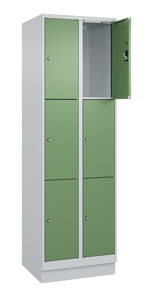 C+P Schließfachschrank Evolo PLUS, mit Sockel, 6 Fächer, 1950x600x500mm, 7035/60, Frontfarbe RAL 6011 Resedagrün, 049020-203 S10010