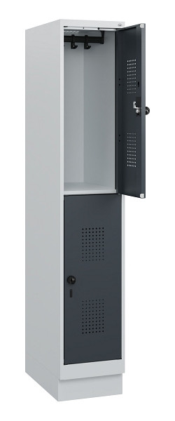 C+P Doppelstöckiger Spind Evolo PLUS, Sockel, 2 Fächer, 1630x300x500mm, 7035/701, Drehriegel, 0493205-10 S10012
