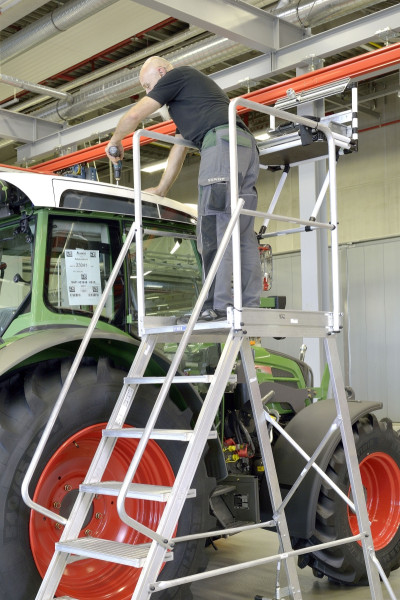 HYMER Podesttreppe fahrbar, einseitig begehbar nach DIN EN 131-7, 7 Stufen, Standhöhe 1,70 m, 688807