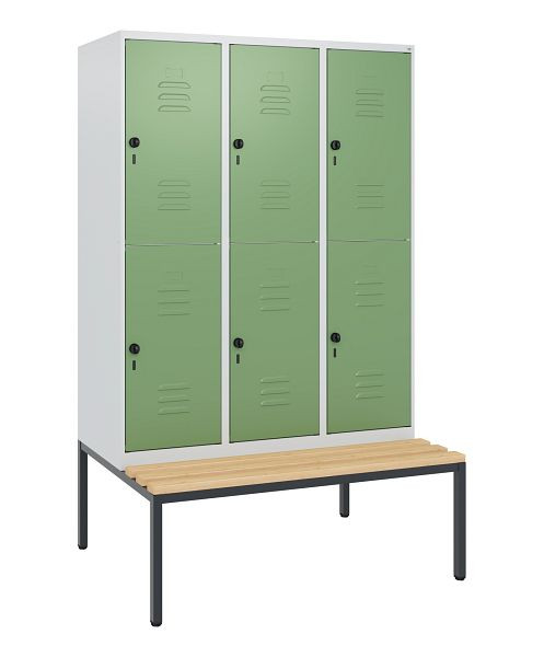 C+P Doppelstöckiger Spind Classic PLUS, 3 Abteile, 1950x1200x815mm, 7035/6011, Drehriegel, Buche-Sitzleisten, mit untergebauter Sitzbank, 0803505-32 S10006