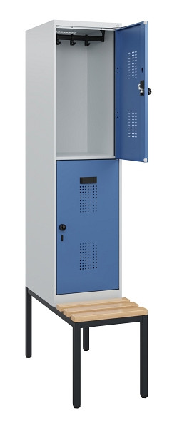 C+P Doppelstöckiger Spind Evolo PLUS, Bank, 2 Fächer, 1950x400x815mm, 7035/5023, Drehriegel, Sitzfläche Buche-Hartholz, Sitzbank, 0493505-12 S10008