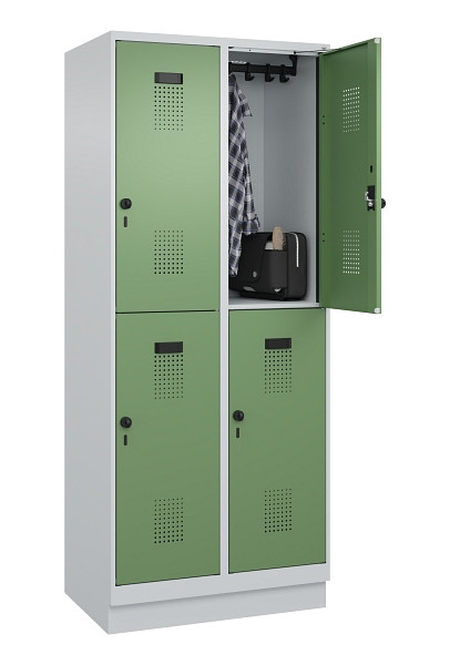 C+P Doppelstöckiger Spind Evolo PLUS, mit Sockel, 4 Fächer, 1950x800x500mm, 7035, Frontfarbe RAL 6011 Resedagrün, Drehriegel, 049320-22 S10010