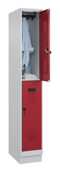 C+P Doppelstöckiger Spind Evolo PLUS, mit Sockel, 2 Fächer, 1950x300x500mm, 7035, Frontfarbe RAL 3003 Rubinrot, Drehriegel, 049320-10 S10004