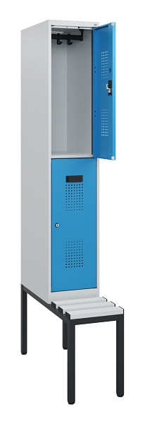 C+P Doppelstöckiger Spind Evolo PLUS, Bank, 2 Fächer, 1950x300x815mm, 7035/5012, Zylinderschloss, Sitzfläche Kunststoff, Sitzbank, 0493505-10 S10142