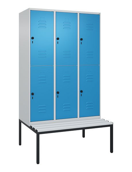 C+P Doppelstöckiger Spind Classic PLUS, 3 Abteile, 2120x1200x815mm, 7035/5012, Drehriegel, mit untergebauter Sitzbank, 0803507-32 S10109