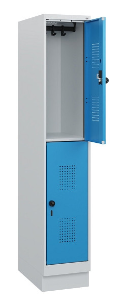 C+P Doppelstöckiger Spind Evolo PLUS, Sockel, 2 Fächer, 1630x300x500mm, 7035/501, Frontfarbe RAL 5012 Lichtblau, Drehriegel, 0493205-10 S10007
