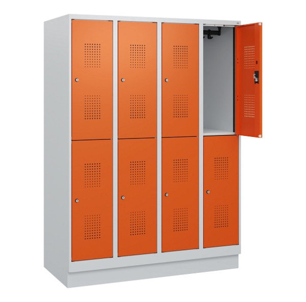 C+P Doppelstöckiger Spind Evolo PLUS, Sockel, 8 Fächer, 1630x1200x500mm, 7035/20, Zylinderschloss, 0493205-40 S10022