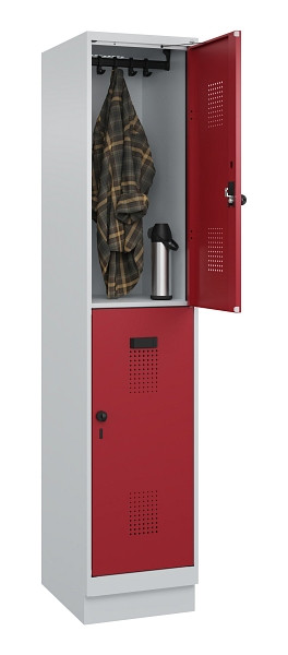 C+P Doppelstöckiger Spind Evolo PLUS, mit Sockel, 2 Fächer, 1950x400x500mm, 7035, Frontfarbe RAL 3003 Rubinrot, Drehriegel, 049320-12 S10004