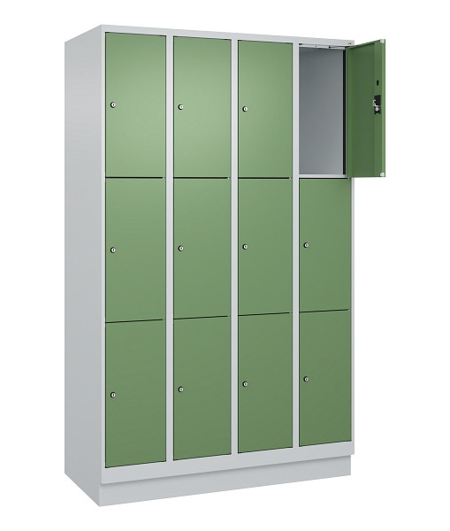 C+P Schließfachschrank Evolo PLUS, mit Sockel, 12 Fächer, 1950x1200x500mm, 7035/6011 Resedagrün, Abteile 4, Abteilbreite 300 mm, 049020-403 S10010