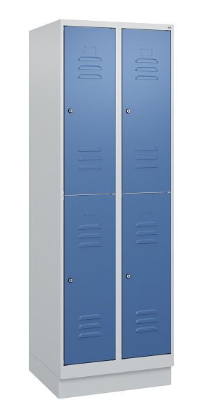 C+P Doppelstöckiger Spind Classic PLUS, Sockel, 2 Abteile, 1800x600x500mm, 7035/5023, Zylinderschlösser, 0803207-20 S10020