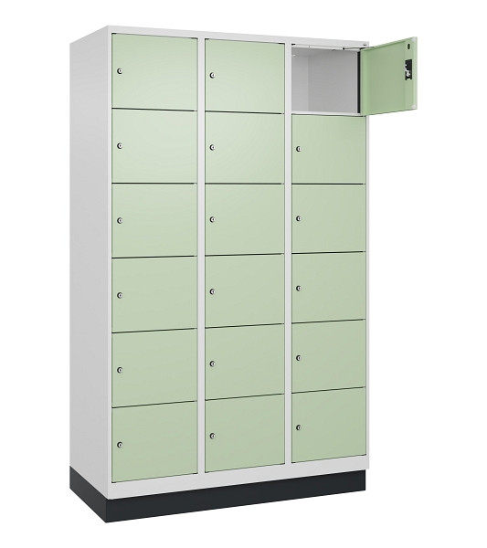 C+P Schließfachschrank Evolo PLUS, mit Sockel, 18 Fächer, 1950x1200x500mm, 9016/6019 Weissgrün, 049020-326 S10019