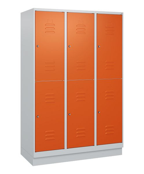 C+P Doppelstöckiger Spind Classic PLUS, Sockel, 3 Abteile, 1800x1200x500mm, 7035/2004, Zylinderschlösser, 0803207-32 S10061
