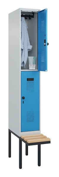 C+P Doppelstock-Spind Evolo PLUS, Bank, 2 Fächer, 2120x300x815mm, 7035/5012, Drehriegel, Sitzfläche Buche-Hartholz, 0493407-10 S10007