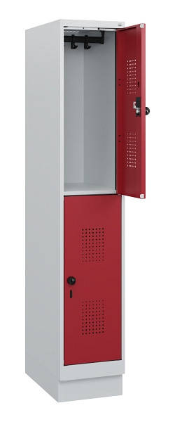 C+P Doppelstöckiger Spind Evolo PLUS, Sockel, 2 Fächer, 1630x300x500mm, 7035/300, Frontfarbe RAL 3003 Rubinrot, Drehriegel, 0493205-10 S10004