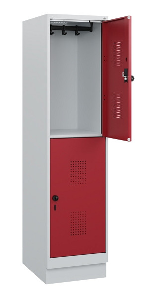 C+P Doppelstöckiger Spind Evolo PLUS, Sockel, 2 Fächer, 1630x400x500mm, 7035/300, Frontfarbe RAL 3003 Rubinrot, Drehriegel, 0493205-12 S10004