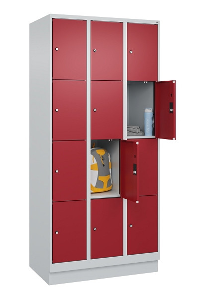 C+P Schließfachschrank Evolo PLUS, mit Sockel, 12 Fächer, 1950x900x500mm, 7035/3, Frontfarbe RAL 3003 Rubinrot, 049020-304 S10004