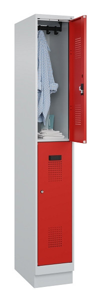 C+P Doppelstöckiger Spind Evolo PLUS, mit Sockel, 2 Fächer, 1950x300x500mm, 7035, Frontfarbe RAL 3020 Verkehrsrot, Zylinderschloss, 049320-10 S10032
