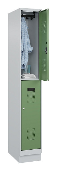 C+P Doppelstöckiger Spind Evolo PLUS, mit Sockel, 2 Fächer, 1950x300x500mm, 7035, Frontfarbe RAL 6011 Resedagrün, Zylinderschloss, 049320-10 S10037