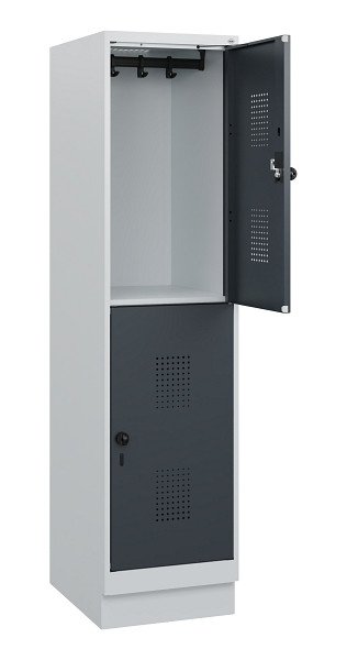 C+P Doppelstöckiger Spind Evolo PLUS, Sockel, 2 Fächer, 1630x400x500mm, 7035/701, Drehriegel, 0493205-12 S10012