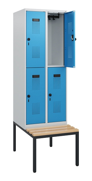C+P Doppelstöckiger Spind Evolo PLUS, Bank, 4 Fächer, 1950x600x815mm, 7035/5012, Drehriegel, Sitzfläche Buche-Hartholz, Sitzbank, 0493505-20 S10007