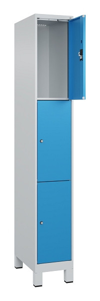 C+P Schließfachschrank Evolo PLUS, mit Füßen, 3 Fächer, 1950x300x500mm, 7035/50, Frontfarbe RAL 5012 Lichtblau, 049010-103 S10007