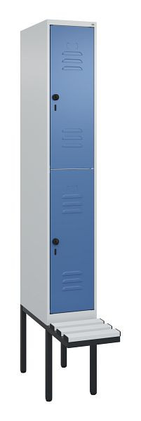 C+P Doppelstöckiger Spind Classic PLUS, 2120x300x815mm, 7035/5023, Drehriegel, mit Untergestell und schwebender Sitzfläche, 0803407-10 S10110