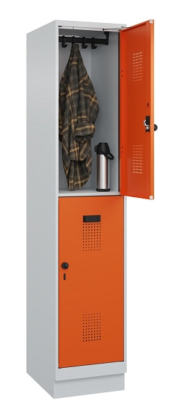 C+P Doppelstöckiger Spind Evolo PLUS, mit Sockel, 2 Fächer, 1950x400x500mm, 7035, Frontfarbe RAL 2004 Reinorange, Drehriegel, 049320-12 S10002