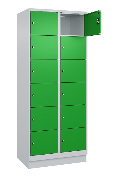 C+P Schließfachschrank Evolo PLUS, mit Sockel, 12 Fächer, 1950x800x500mm, 7035/6, Frontfarbe RAL 6037 Reingrün, 049020-226 S10011