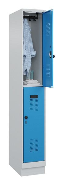 C+P Doppelstöckiger Spind Evolo PLUS, mit Sockel, 2 Fächer, 1950x300x500mm, 7035, Frontfarbe RAL 5012 Lichtblau, Drehriegel, 049320-10 S10007