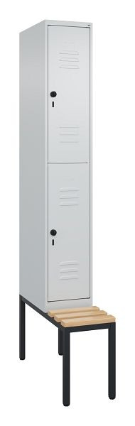 C+P Doppelstöckiger Spind Classic PLUS, Bank, 2120x300x815mm, 7035/7035, Drehriegel, Sitzleisten aus Buche, mit untergebauter Sitzbank, 0803507-10 S10009