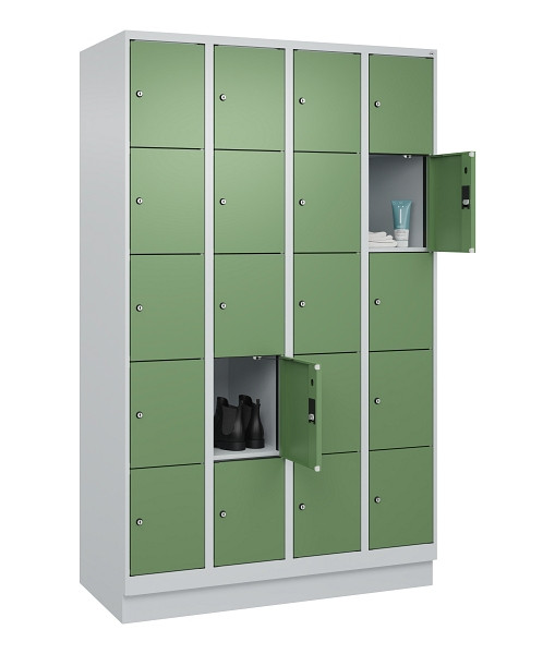 C+P Schließfachschrank Evolo PLUS, mit Sockel, 20 Fächer, 1950x1200x500mm, 7035/6011 Resedagrün, 049020-405 S10010