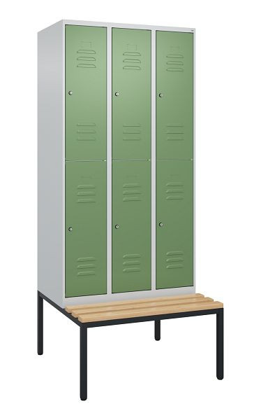 C+P Doppelstöckiger Spind Classic PLUS, 3 Abteile, 2120x900x815mm, 7035/6011, Zylinderschlösser, Buche-Sitzleisten, Sitzbank, 0803507-30 S10096
