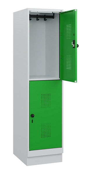 C+P Doppelstöckiger Spind Evolo PLUS, Sockel, 2 Fächer, 1630x400x500mm, 7035/603, Drehriegel, 0493205-12 S10011