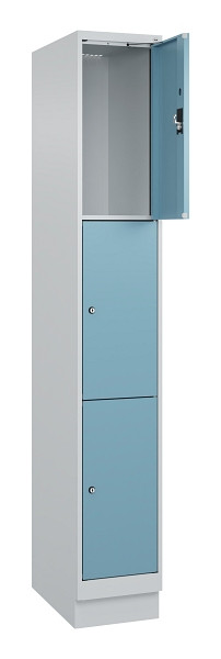 C+P Schließfachschrank Evolo PLUS, mit Sockel, 3 Fächer, 1950x300x500mm, 7035/00, Frontfarbe 2406015 RDS Architekturblau, 049020-103 S10009